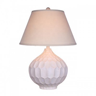 New design art model white glossy indent polyresin fabric shade table lamp